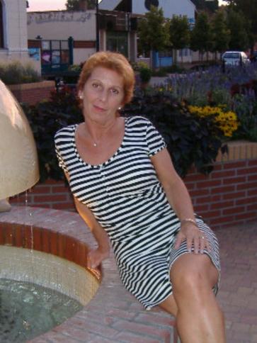 Erika, 57 éves szarvasi társkereső nő profil fotója