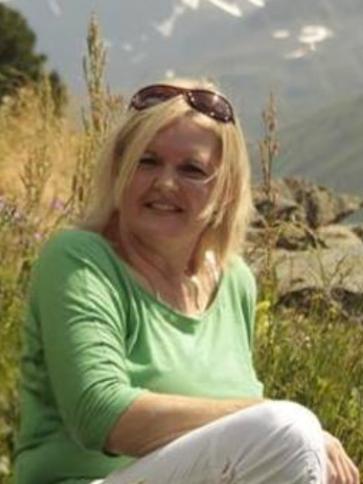 Márti, 57 éves súri társkereső nő profil fotója