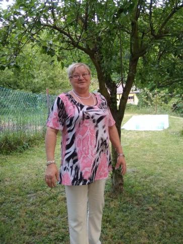 Edit, 72 éves ajkai társkereső nő profil fotója