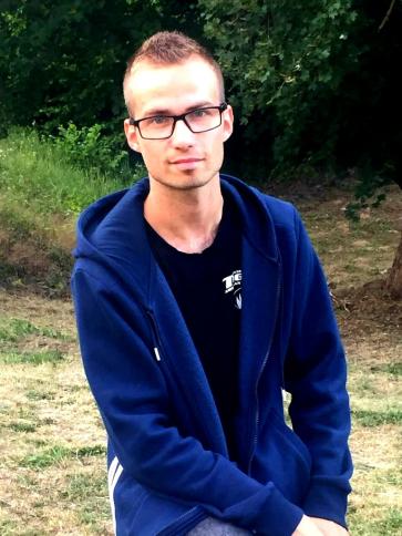 Ákos, 32 éves bátaapáti társkereső férfi profil fotója