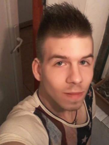 Viktor, 29 éves paksi társkereső férfi profil fotója
