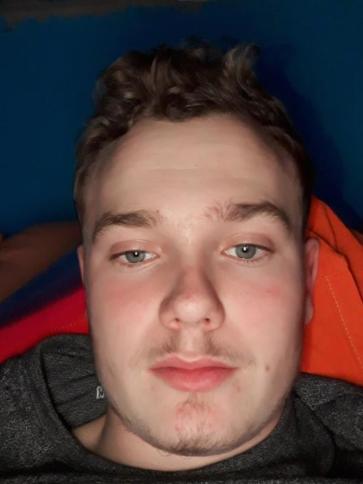 Richárd, 27 éves romániai társkereső férfi profil fotója