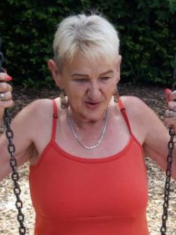 Andrea, 64 éves százhalombattai társkereső nő profil fotója