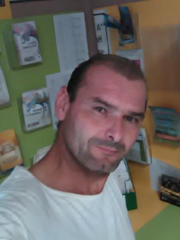 Fekete, 48 éves tolnai társkereső férfi profil fotója