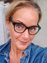 Sziasztok! Helga vagyok. Komoly baracsi társkereső férfiak jelentkezését várom.