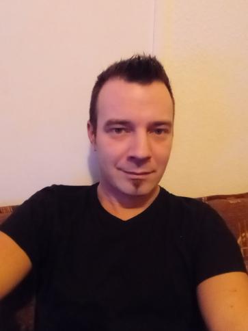 Levente, 38 éves mohácsi társkereső férfi profil fotója Levente, 38 éves mohácsi társkereső férfi profil fotója
