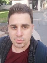 Sziasztok! Tomi vagyok. Komoly harci párkereső nők jelentkezését várom.