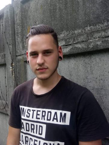 Bence, 26 éves várpalotai társkereső férfi profil fotója
