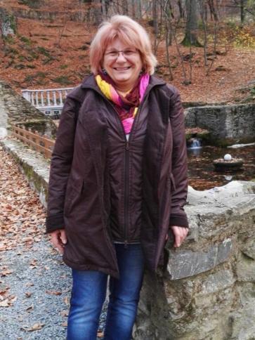 Valéria, 68 éves szombathelyi társkereső nő profil fotója Valéria, 68 éves szombathelyi társkereső nő profil fotója