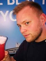 Sziasztok! András vagyok. Fiatal lenti párkereső lányokkal chatelnék.