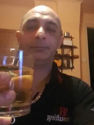 Róbert, 49 éves hódmezővásárhelyi társkereső férfi profil fotója Róbert, 49 éves hódmezővásárhelyi társkereső férfi profil fotója