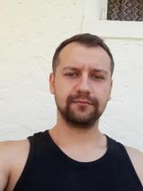 Sziasztok! Adrián vagyok. Komoly tarnaleleszi párkereső nők jelentkezését várom.