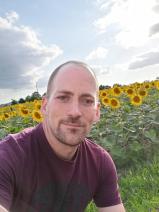 Sziasztok! János vagyok. Fiatal bicskei párkereső lányokkal chatelnék.