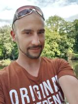 Sziasztok! Dániel vagyok. Fiatal turai párkereső lányokkal chatelnék.