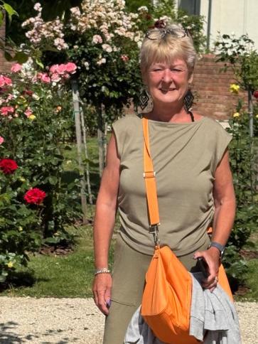 Marcsi, 59 éves dunakeszi társkereső nő profil fotója Marcsi, 59 éves dunakeszi társkereső nő profil fotója
