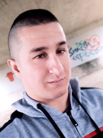 Róbert, 27 éves barcsi társkereső férfi profil fotója