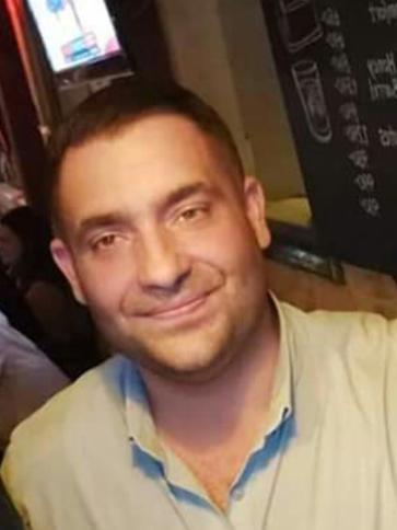 Robi, 42 éves csongrádi társkereső férfi profil fotója Robi, 42 éves csongrádi társkereső férfi profil fotója
