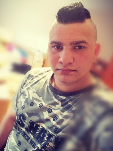 Roland, 26 éves bugyi társkereső férfi profil fotója Roland, 26 éves bugyi társkereső férfi profil fotója