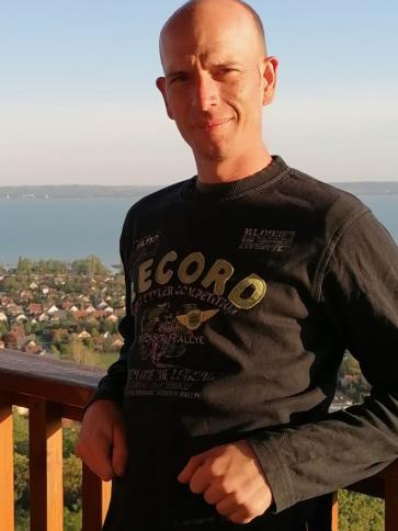 László, 37 éves porrogszentkirályi társkereső férfi profil fotója