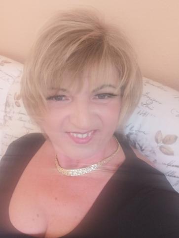 Orsolya, 57 éves dorogi társkereső nő profil fotója Orsolya, 57 éves dorogi társkereső nő profil fotója