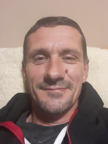 Peti, 44 éves sümegi társkereső férfi profil fotója Peti, 44 éves sümegi társkereső férfi profil fotója