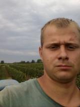 Sziasztok! Sanyi vagyok. Fiatal siklósi párkereső lányokkal chatelnék.