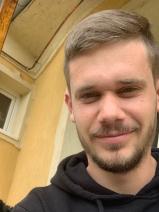 Sziasztok! Bence vagyok. Komoly hajmáskéri párkereső nők jelentkezését várom.