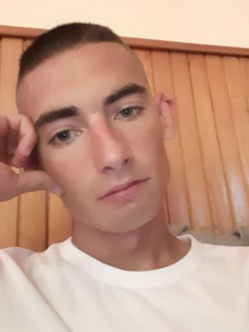 Csabi, 27 éves girincsi társkereső férfi profil fotója