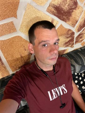 Dávid, 33 éves kisbéri társkereső férfi profil fotója