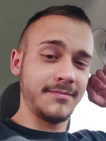 Roland, 24 éves kozármislenyi társkereső férfi profil fotója