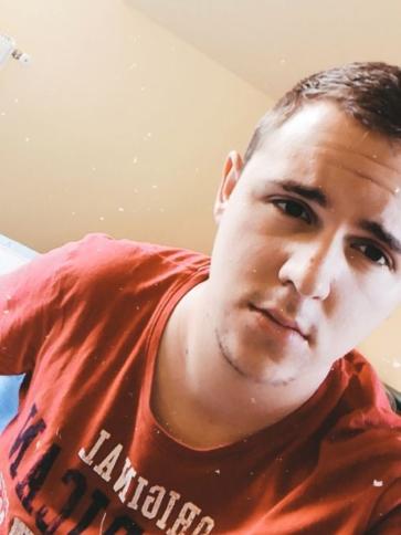 Bence, 24 éves salgótarjáni társkereső férfi profil fotója