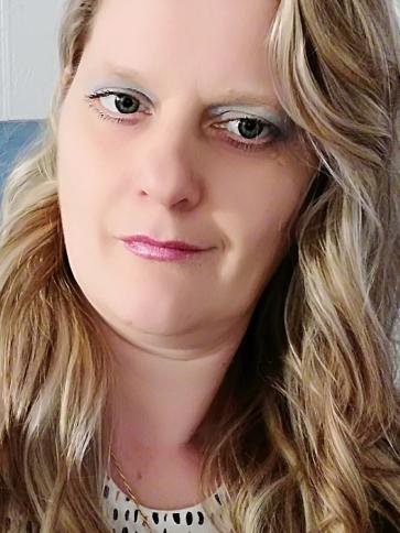 Edina, 48 éves üllési társkereső nő profil fotója