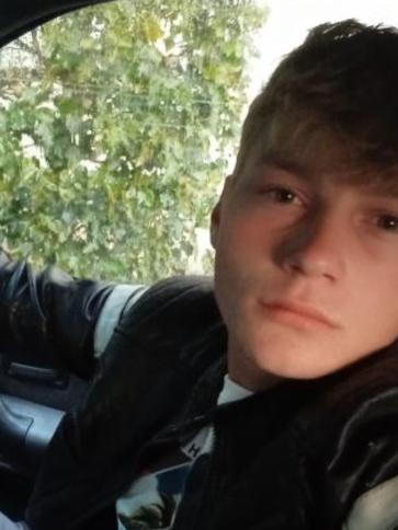 Attila, 23 éves kávai társkereső férfi profil fotója