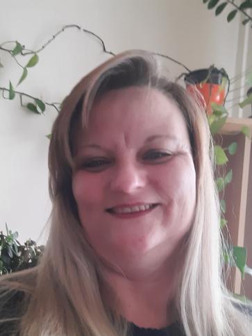 Adél, 55 éves szombathelyi társkereső nő profil fotója