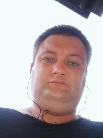 Attila, 38 éves kazincbarcikai társkereső férfi profil fotója Attila, 38 éves kazincbarcikai társkereső férfi profil fotója