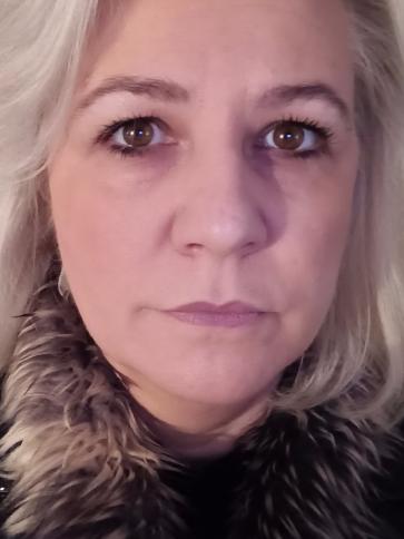Anikó, 47 éves érdi társkereső nő profil fotója Anikó, 47 éves érdi társkereső nő profil fotója