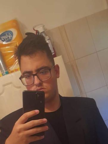 Dániel, 23 éves almásfüzitői társkereső férfi profil fotója