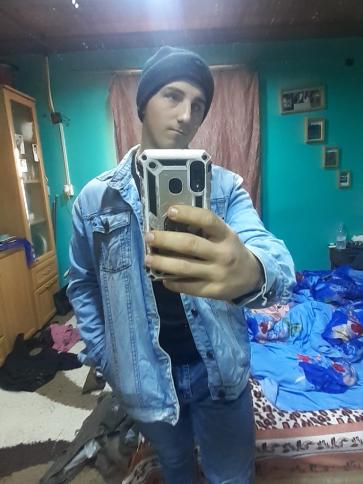 Balázs, 22 éves pilisi társkereső férfi profil fotója Balázs, 22 éves pilisi társkereső férfi profil fotója