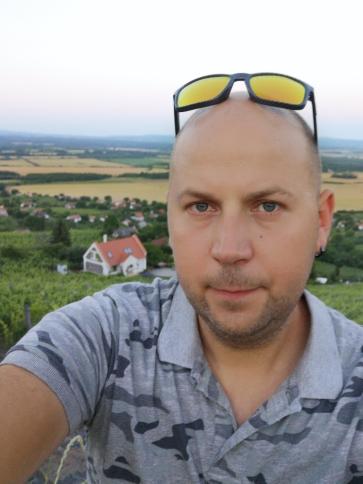 András, 35 éves devecseri társkereső férfi profil fotója