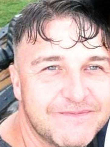 Viktor, 45 éves balatonfüredi társkereső férfi profil fotója Viktor, 45 éves balatonfüredi társkereső férfi profil fotója