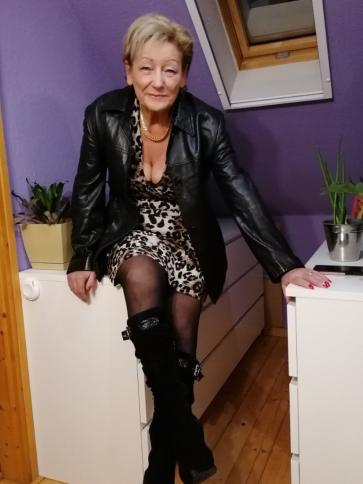 Gabriella, 66 éves dánszentmiklósi társkereső nő profil fotója
