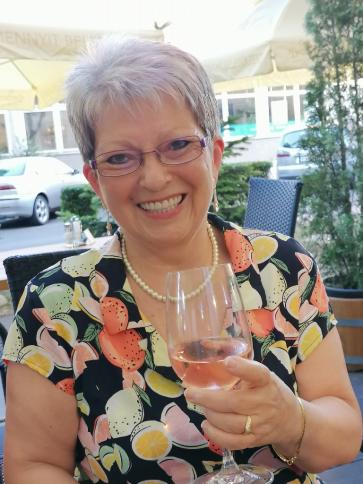 Linda, 70 éves dunaújvárosi társkereső nő profil fotója