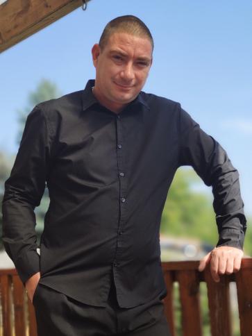 Viktor, 41 éves kartali társkereső férfi profil fotója