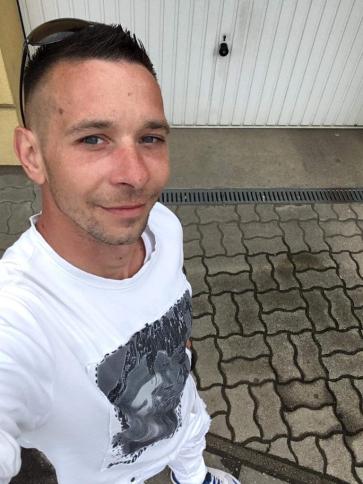 Bazsi, 37 éves aszódi társkereső férfi profil fotója Bazsi, 37 éves aszódi társkereső férfi profil fotója