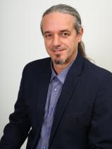 Sziasztok! Attila vagyok. Diplomás tatai társkereső nőket keresek ismerkedési célból.