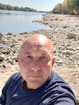 Sziasztok! Sándor vagyok. Komoly leányfalui párkereső nők jelentkezését várom.