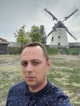 Sziasztok! Laca vagyok. Fiatal péceli párkereső lányokkal chatelnék.