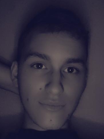 Benjámin, 22 éves makói társkereső férfi profil fotója