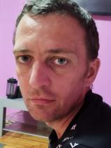 Sziasztok! Robert vagyok. Igényes komáromi párkereső nőt keresek.