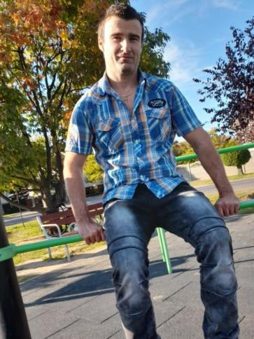 Imre, 39 éves álmosdi társkereső férfi profil fotója